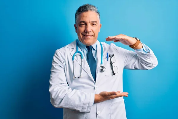 Średni Wiek Przystojny Siwowłosy Lekarz Noszący Płaszcz Niebieski Stetoskop Gestykulujący — Zdjęcie stockowe