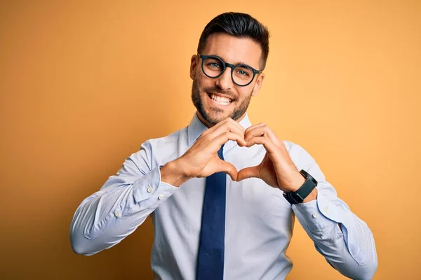 Jovem Empresário Bonito Vestindo Gravata Óculos Sobre Fundo Amarelo Sorrindo — Fotografia de Stock