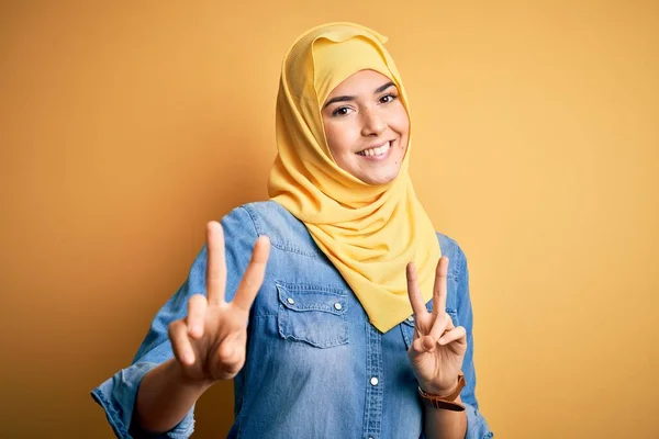 Junges Schönes Mädchen Mit Muslimischem Hijab Das Vor Isoliertem Gelben — Stockfoto