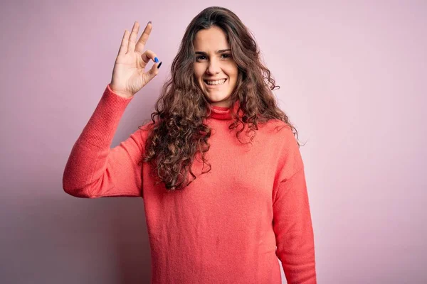 Junge Schöne Frau Mit Lockigem Haar Trägt Rollkragenpullover Über Rosa — Stockfoto