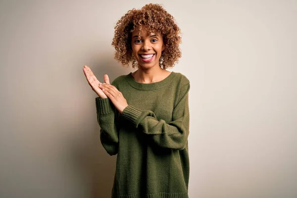 Schöne Afrikanisch Amerikanische Frau Mit Lockigem Haar Trägt Lässigen Pullover — Stockfoto