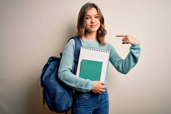 Junge Blonde Studentin Trägt Rucksack Und Bücher Aus Der Schule — Stockfoto