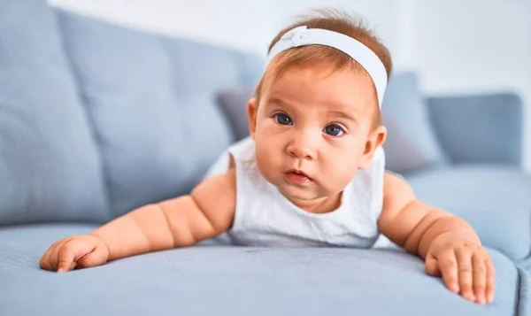 Schattige Baby Liggend Bank Thuis Pasgeboren Ontspannen Rusten Comfortabel — Stockfoto