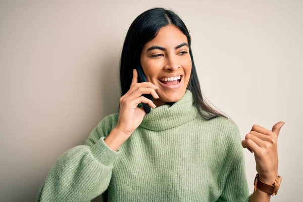 Νεαρή Όμορφη Ισπανόφωνη Γυναίκα Κάνει Μια Συζήτηση Μιλώντας Στο Smartphone — Φωτογραφία Αρχείου