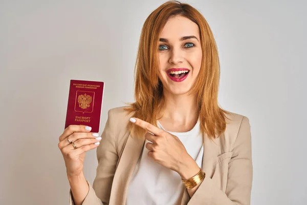 Ruiva Caucasiana Mulher Negócios Segurando Passaporte Rússia Sobre Fundo Isolado — Fotografia de Stock