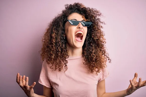 Junge Schöne Frau Mit Lockigem Haar Und Piercing Trägt Lustige — Stockfoto