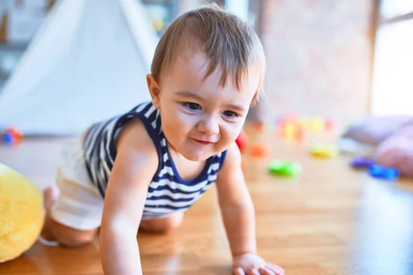 Schattige Peuter Lacht Vrolijk Kruipend Rond Veel Speelgoed Kleuterschool — Stockfoto