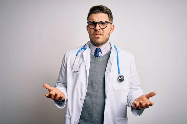 Jovem Médico Homem Com Olhos Azuis Vestindo Casaco Médico Estetoscópio — Fotografia de Stock