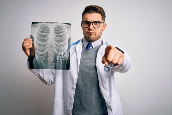 年轻的医生 穿着医生的外套 用手指指向相机和你 用手签 正面的积极和自信的手势 在孤立的背景下审视胸部扫描的放射线 — 图库照片