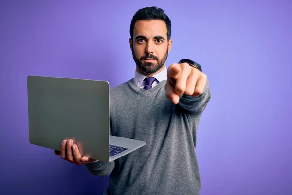 Joven Hombre Negocios Guapo Con Barba Trabajando Con Ordenador Portátil — Foto de Stock