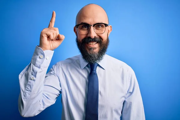 Bonito Homem Careca Negócios Com Barba Vestindo Gravata Elegante Óculos — Fotografia de Stock