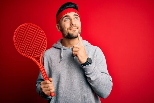 Ung Stilig Idrottsman Som Håller Tennisracket Bär Sportkläder Över Röd — Stockfoto