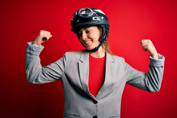 Jovem Mulher Motociclista Loira Bonita Usando Capacete Motocicleta Sobre Fundo — Fotografia de Stock