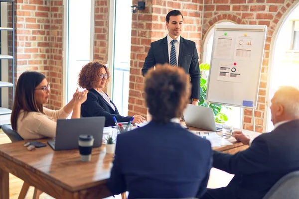 Groupe Travailleurs Affaires Souriant Heureux Confiant Dans Une Réunion Travailler — Photo