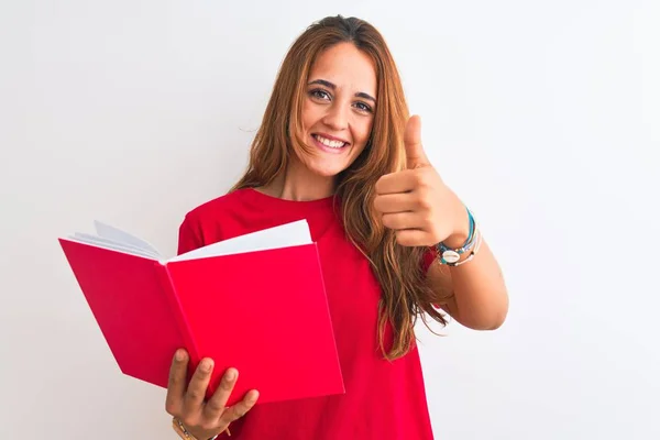 Fiatal Gyönyörű Vörös Hajú Olvas Egy Piros Könyvet Elszigetelt Háttér — Stock Fotó