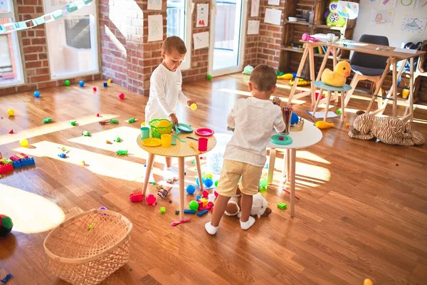 Entzückende Blonde Zwillinge Die Jede Menge Spielzeug Spielen Kochspielzeug Aus — Stockfoto