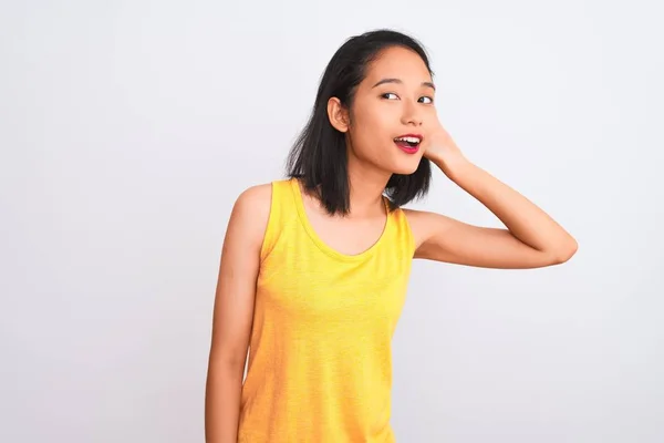 Mujer China Joven Con Camiseta Casual Amarilla Pie Sobre Fondo — Foto de Stock