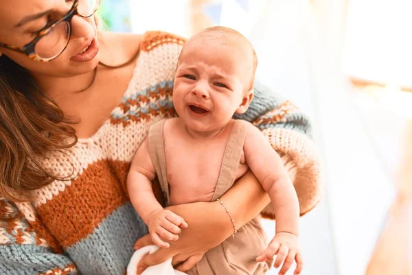 Giovane Bella Donna Suo Bambino Casa Neonato Piange Madre Abbraccia — Foto Stock