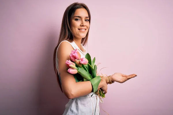 Jonge Mooie Brunette Vrouw Met Boeket Van Tulpen Bloemen Roze — Stockfoto