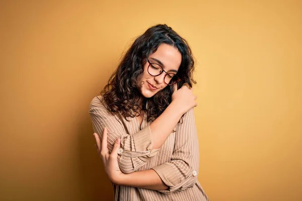 Hermosa Mujer Con Pelo Rizado Con Camisa Rayas Gafas Sobre — Foto de Stock