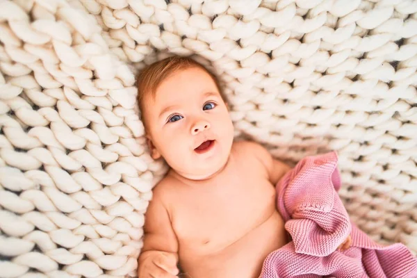 自宅のソファの上に毛布の上に寝そべっている愛らしい赤ちゃん 新生児のリラックスと休息快適な — ストック写真