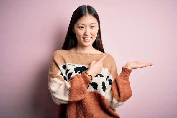 Jovem Bela Mulher Asiática Vestindo Animal Impressão Moda Suéter Sobre — Fotografia de Stock