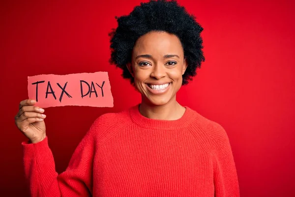 Jonge Afro Amerikaanse Afro Vrouw Met Krullend Haar Vasthouden Papier — Stockfoto