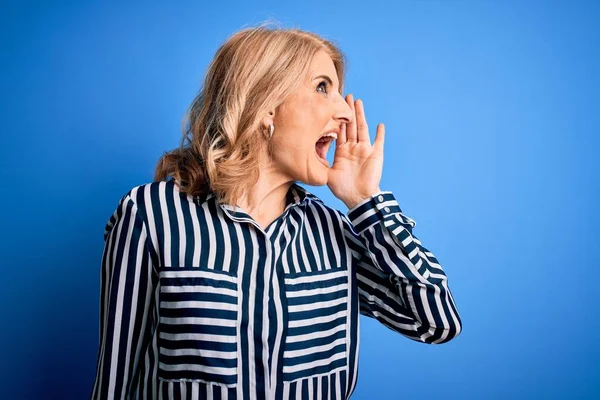 Middelbare Leeftijd Mooie Blonde Vrouw Dragen Casual Gestreepte Shirt Staan — Stockfoto