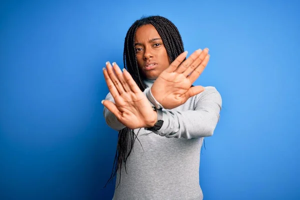 Jonge Afrikaanse Amerikaanse Vrouw Staan Dragen Casual Coltrui Blauw Geïsoleerde — Stockfoto