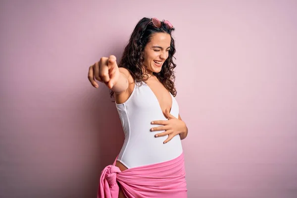 Beautiful Woman Curly Hair Vacation Wearing White Swimsuit Pink Background — Stock Photo, Image