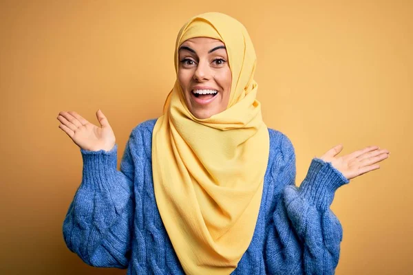 Jovem Mulher Muçulmana Morena Bonita Vestindo Hijab Árabe Sobre Fundo — Fotografia de Stock