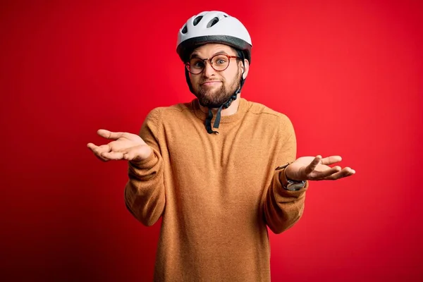 턱수염을 기르고 금발의 남자가 자전거 헬멧을 안경을 모르고 스러운 표정을 — 스톡 사진