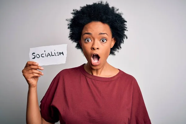 Junge Afroamerikanische Afro Politikerin Mit Lockigem Haar Sozialistisches Parteimitglied Erschrocken — Stockfoto