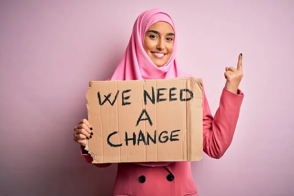 Aktivistin Rosafarbenen Muslimischen Hijab Mit Einem Banner Mit Der Botschaft — Stockfoto