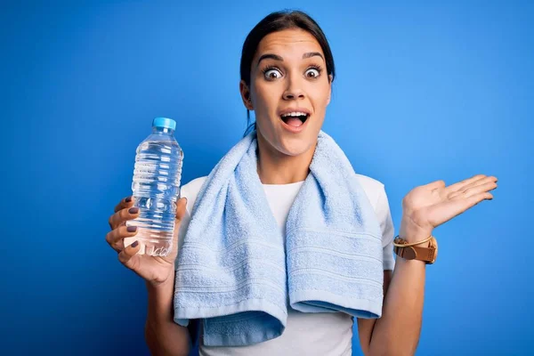 Молодая Красивая Брюнетка Спортсменка Полотенце Пить Бутылку Воды Освежения Счастлив — стоковое фото
