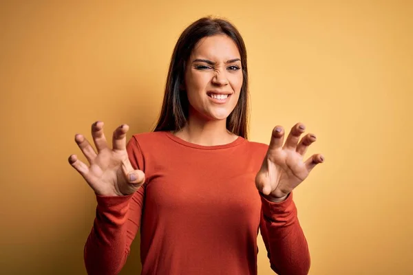 Jonge Mooie Brunette Vrouw Dragen Casual Shirt Staan Gele Achtergrond — Stockfoto