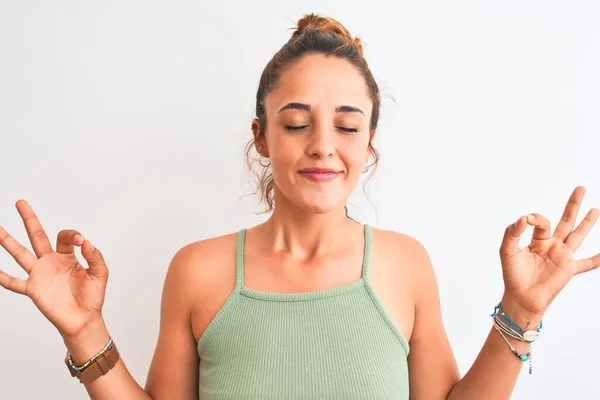 Mujer Pelirroja Joven Con Moño Sobre Fondo Aislado Relajarse Sonreír — Foto de Stock