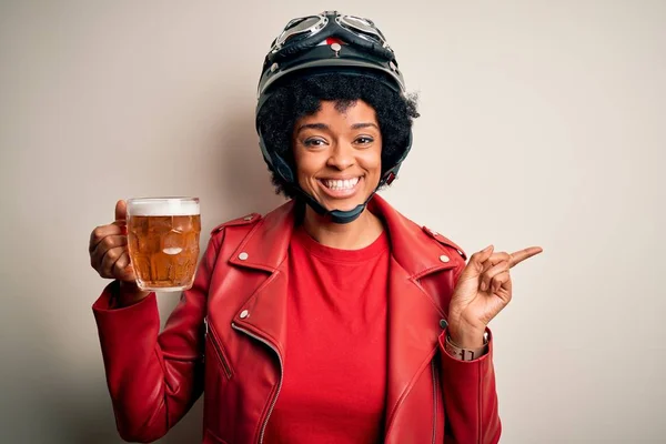 若いですアフリカ系アメリカ人のアフロバイクの女性とともに巻き毛飲料瓶のビール非常に幸せなポインティングで手と指で側面 — ストック写真