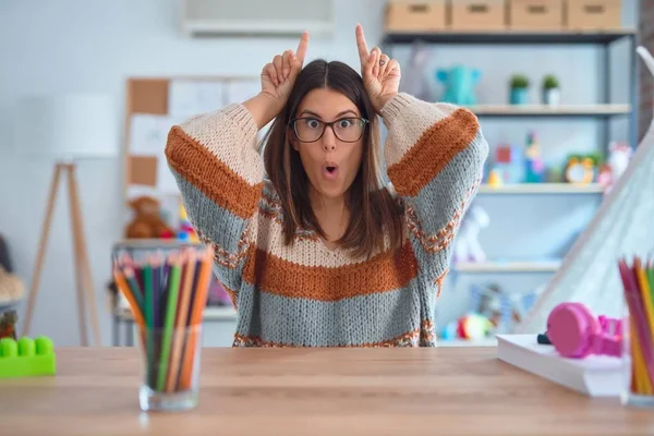 Wanita Muda Yang Cantik Mengenakan Sweater Dan Kacamata Duduk Meja — Stok Foto