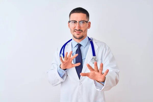 Jonge Dokter Man Draagt Stethoscoop Geïsoleerde Achtergrond Walgelijke Uitdrukking Ontevreden — Stockfoto