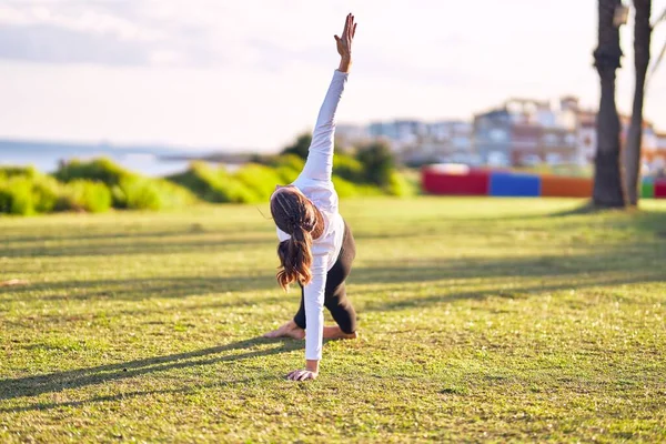 Young Beautiful Sportwoman Practicing Yoga Coach Teaching Side Plank Pose — Stock Photo, Image