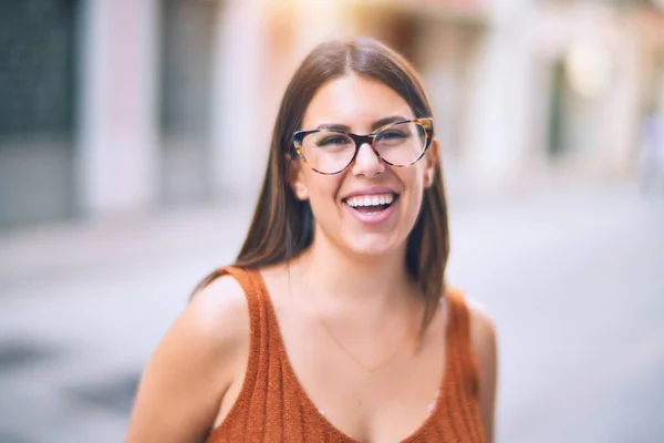 Junge Schöne Frau Lächelt Glücklich Und Zuversichtlich Mit Einem Lächeln — Stockfoto