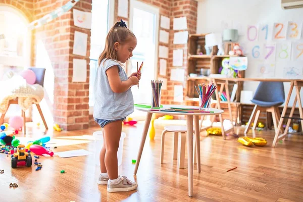 Genç Güzel Sarışın Kız Anaokulunda Oyuncaklarla Oyun Oynuyor Evde Kalem — Stok fotoğraf
