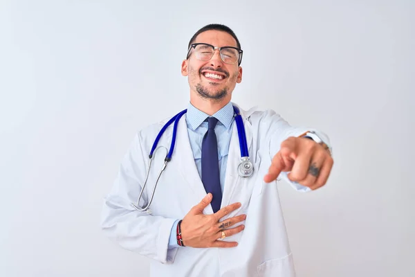 Junger Arzt Mit Stethoskop Vor Isoliertem Hintergrund Der Dich Anlacht — Stockfoto