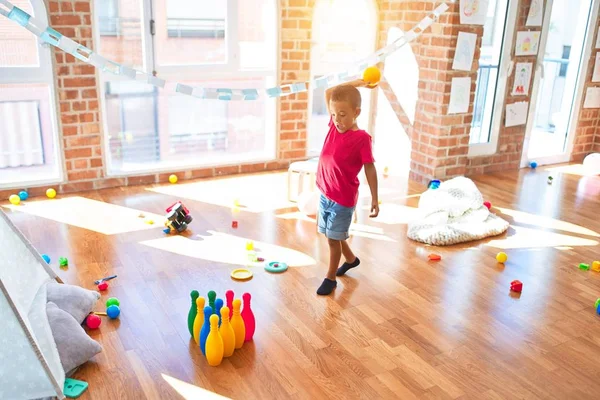 Adorável Criança Jogando Boliche Torno Lotes Brinquedos Jardim Infância — Fotografia de Stock