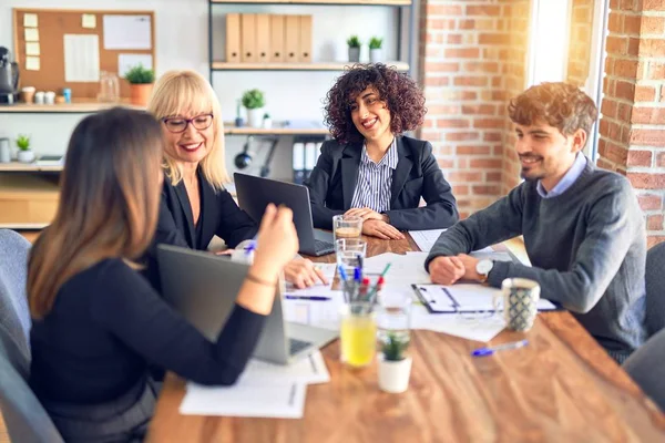 Grupp Affärsanställda Ler Glada Och Självsäkra Arbeta Tillsammans Med Leende — Stockfoto