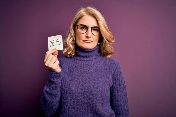 Mulher Loira Bonita Meia Idade Usando Óculos Segurando Papel Lembrete — Fotografia de Stock