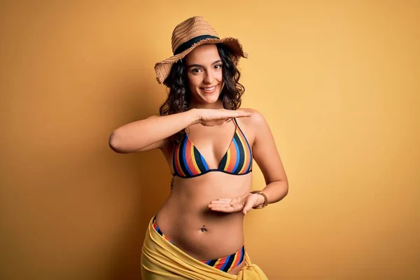 Joven Hermosa Mujer Con Pelo Rizado Vacaciones Con Bikini Sombrero — Foto de Stock