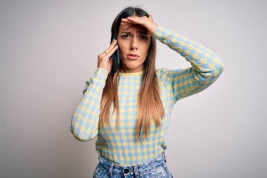 Akıllı telefondan konuşan genç sarışın kadın izole bir zemin üzerinde konuşuyor. Kafa kafaya stresli, utanç ve şaşkınlık dolu, sinirli ve hayal kırıklığına uğramış bir şekilde. Hata için korku ve üzüntü.