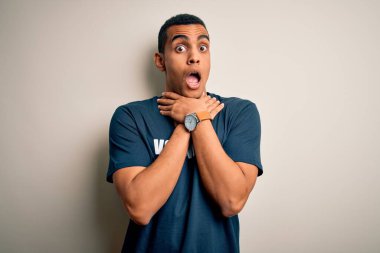 Genç, yakışıklı, Afro-Amerikalı bir adam gönüllü olarak tişört giyip gönüllü olarak bağırıyor ve boğularak ölüyor. Çünkü boğularak can çekişiyor. Sağlık problemi. Boğulma ve intihar konsepti.